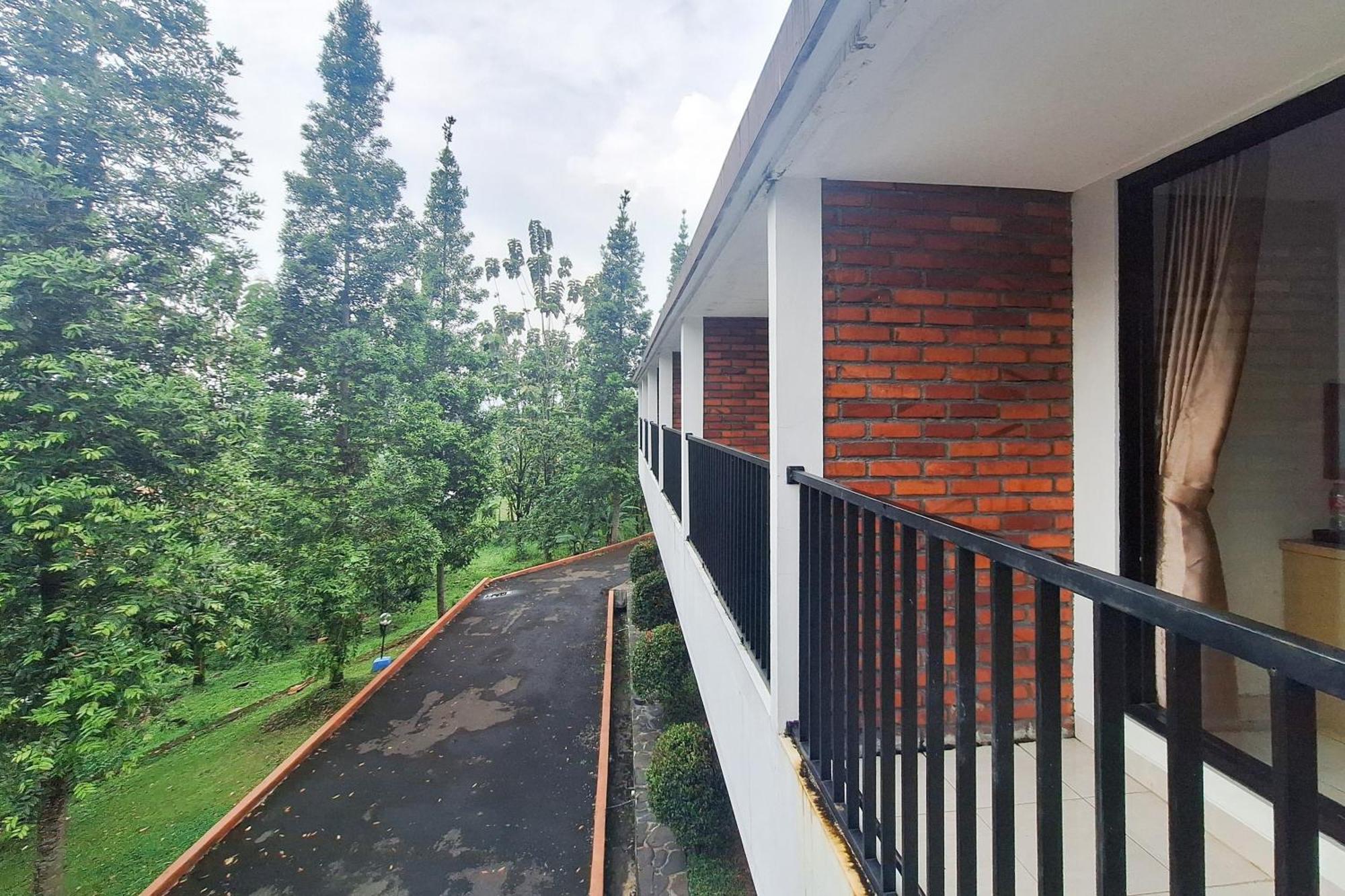 Reddoorz Resort At Tridaya Cisarua Puncak エクステリア 写真