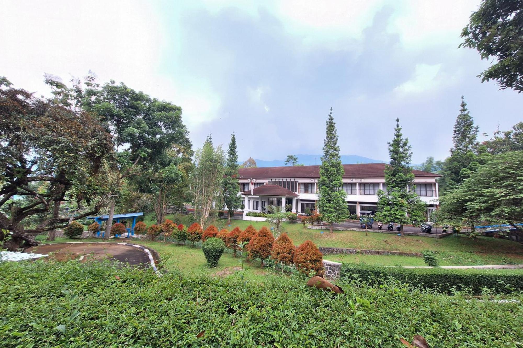 Reddoorz Resort At Tridaya Cisarua Puncak エクステリア 写真