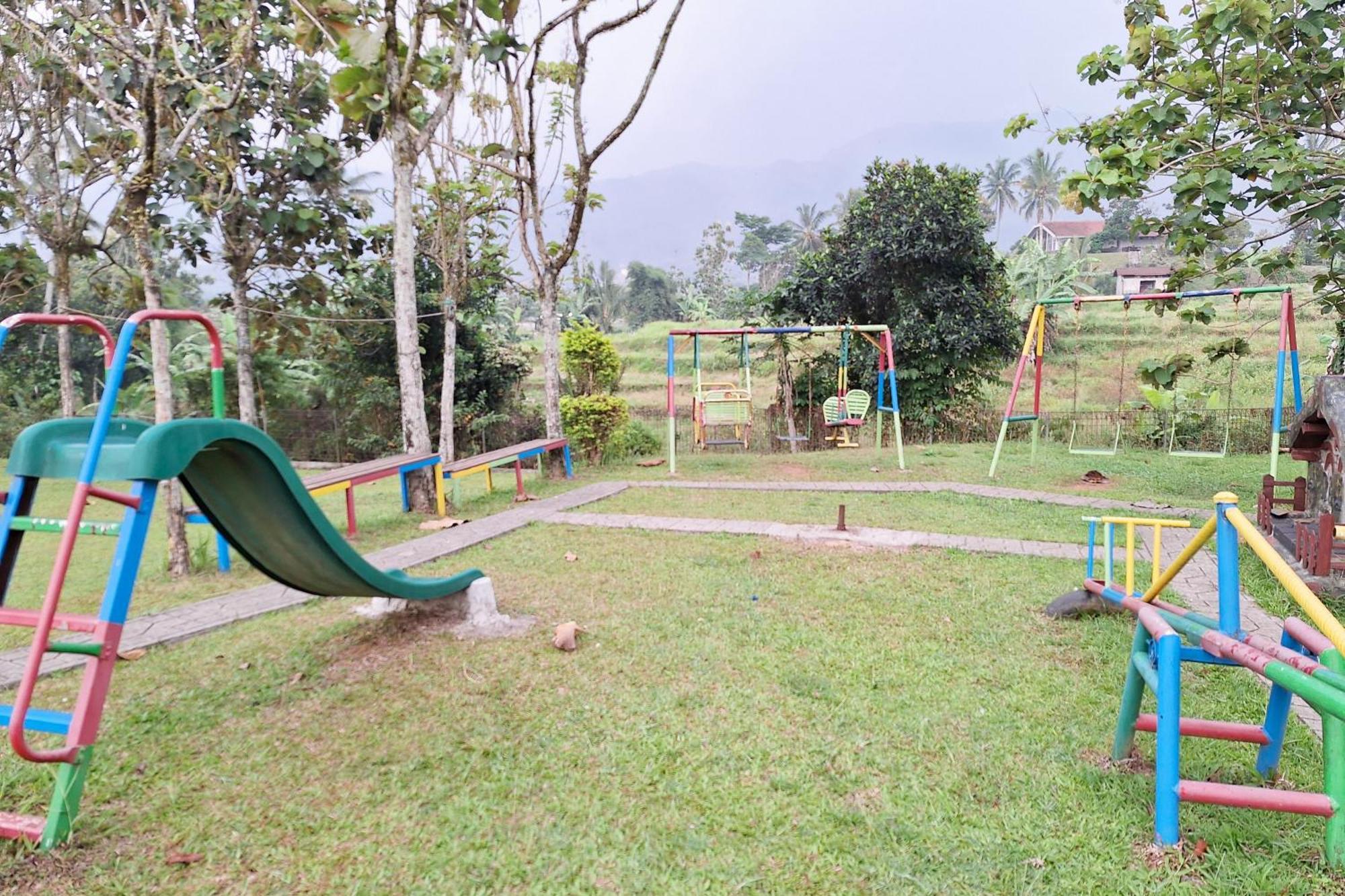 Reddoorz Resort At Tridaya Cisarua Puncak エクステリア 写真