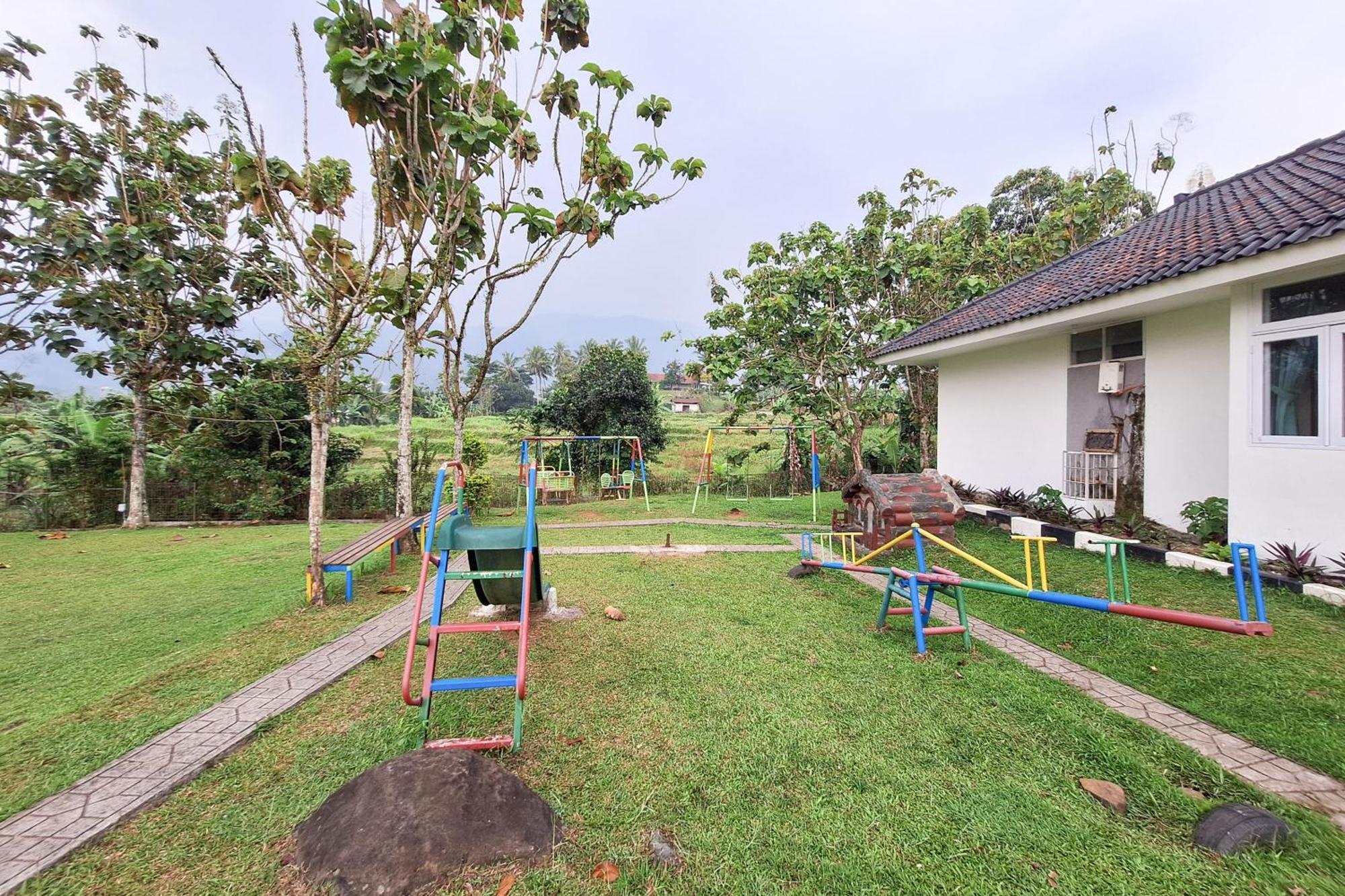 Reddoorz Resort At Tridaya Cisarua Puncak エクステリア 写真